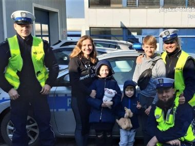 Bytomscy policjanci zaopiekowali się rodziną z Ukrainy Pomoc bytomskiej policji dla Ukraińców4