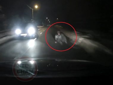 Samochód potrącił pijanego mężczyznę siedzącego na jezdni Potrącenie człowieka na jezdni
