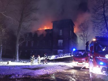 Nocny pożar w Bytomiu. Ewakuowano pięć osób Pozar bytom pustostan huta julii 01