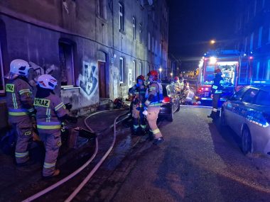 Nocny pożar mieszkania w Katowicach przy ul. Gnieźnieńskiej Pozar mieszkania Katowice Gnieznienska 1