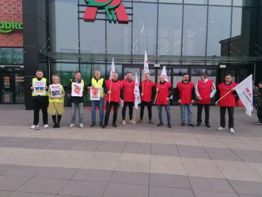 Protestowoli przed sklepem Auchan Protestowoli przed sklepem Auchan