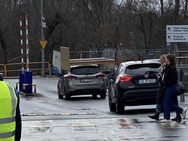 Kierowca przewoził niezabezpieczone łóżko na dachu samochodu Kierowca przewoził niezabezpieczony stelaż na dachu samochodu