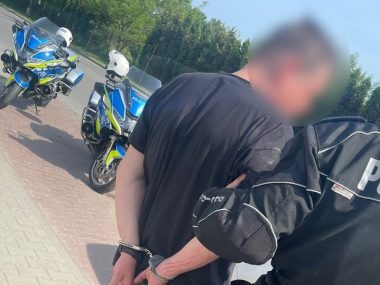 Pijany jak bela mężczyzna przyjechał samochodem do sklepu Przyjechal autem pijany katowice 02