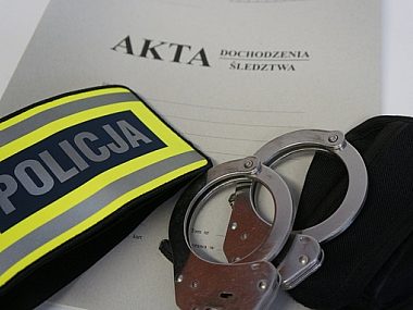 Pszczyna: kurier narkotykowy zatrzymany Pszczyna Policja 9.1.2023 kajdanki akta