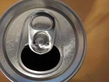 Ścigany listem gończym za oszustwa wpadł przez puszkę piwa Puszka piwa