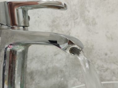 Uwaga na oszustów! Podają się za pracowników wodociągów Oszuści mówią, że chcą sprawdzić ciśnienie w kranach