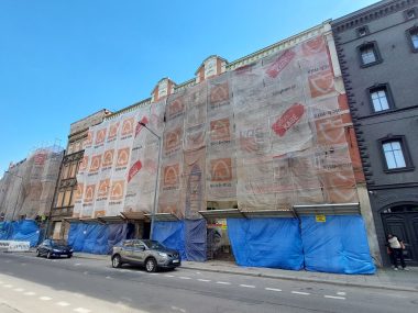 Kamienice przykryte rusztowaniami. Zmiany na Piłsudskiego Remont kamienic przy pilsudskiego