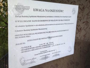 Kto stoi za zbieraniem podpisów? W budynkach RSM pojawiły się takie ostrzeżenia