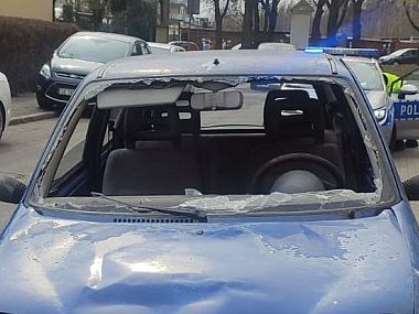 Jechał bez przedniej szyby. Bez prawa jazdy i pijany Samochód bez szyby Siemianowice