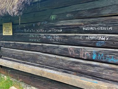 Bezmyślny akt wandalizmu w chorzowskim skansenie Skansen chorzow chalupa