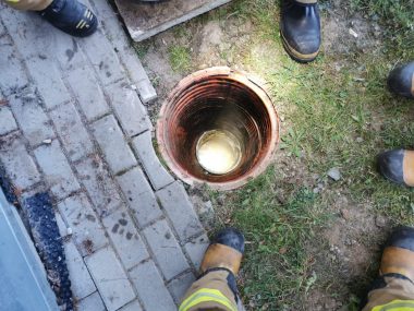 Policjantka uratowała dziecko. Chłopiec wpadł do studzienki Studzienka jasienica