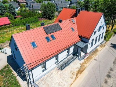 Dawna szkoła w Wilkowyjach po remoncie. Nowe mieszkania Budynek przy Szkolnej 70, Tychy-Wilkowyje