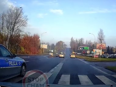 Policyjny radiowóz wyprzeda na przejściu dla pieszych Sztrelców bytomskich