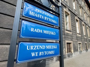 Bytom po upadku porozumienia KO i PiS. Co dalej? Tablice przed urzedem