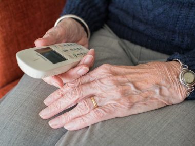 Oszuści wyłudzili pieniądze od starszej tarnogórzanki Tarnowskie gory kradziez seniorzy