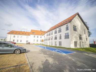 Nowe lokale komunalne w wiekowej szkole w Urbanowicach Oddanie mieszkań w dawnej szkole przy Oświęcimskiej 256