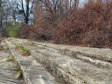 Stadiony bez klubów znikają. Czas pożegnać się z kolejnym Pozostałości trybun dawnego stadionu Czarnych Bytom