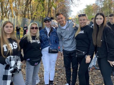 Kole Slavii, na Ernesta Pamiątkowe zdjęcie fanek Górnika Zabrze z Pawłem Olkowskim