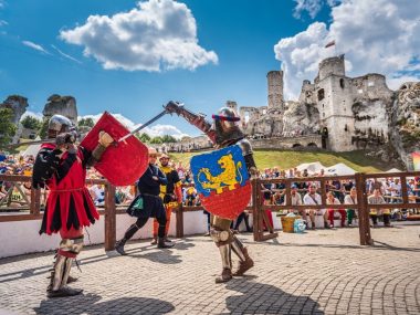 Rozrywkowy ŚLĄZAG kusi fajnymi imprezami w weekend 19-21.08 Szlak Orlich Gniazd. Na zdjęciu zamek Ogrodzieniec w Podzamczu