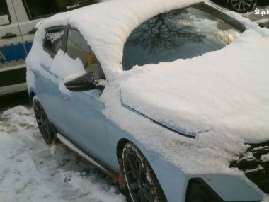 Śnieg na aucie może słono kosztować. W Tychach na pewno Tychy mandat za nieodsniezony samochod 3
