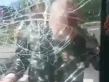 Agresywny mężczyzna uderzał głową w przednią szybę autobusu Uderzal glowa w autobus