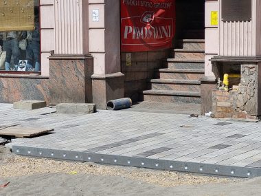 Ruszyło układanie nawierzchni na Dworcowej Układanie kostki na Dworcowej