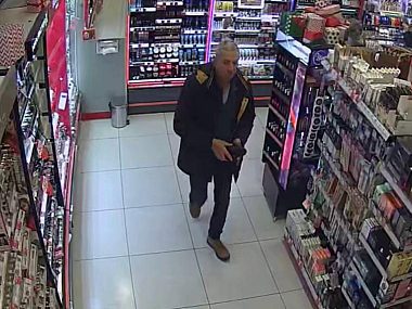 Tego mężczyznę policja podejrzewa o kradzież kosmetyków Ukradl kosmetyki drogeria katowice 2