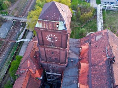 Pierwsze rusztowania stoją przy EC Szombierki Wieza ec szombierki rusztowania