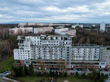 Co zrobić z gargamelem w Jastrzębiu? Na pewno burzyć? Willa na bloku Jastrzębie Zdroj T Staniek 0022