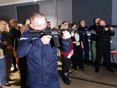 Wirtualna strzelnica w IV LO w Rudzie Śląskiej już działa! Wirtualną strzelnicę w Orzegowie testowali dziś mundurowi i zaproszeni oficjele