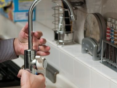 Znów oszukali rudziankę na pracownika administracji! Metoda na kontrolę wody jest często wykorzystywana przez oszustów