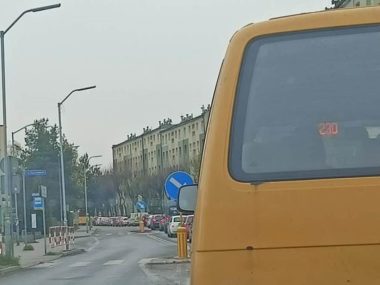 Kolejny odcinek do rozkopania. Halemba II stoi w korkach Wyjazd z Solidarności w Halembie o poranku...