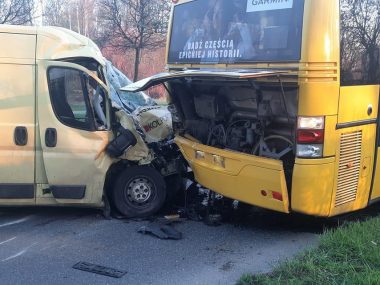 Dostawczak zderzył się z autobusem w Katowicach Kolizja Katowice ulica Lwowska