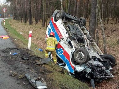 Wypadek karetki w Tychach. Droga do Katowic zablokowana Wypadek karetki na DK86