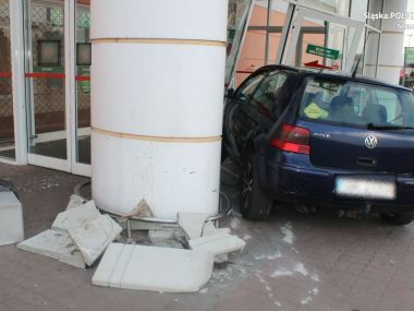 Mieszkanka Będzina wjechała do centrum handlowego autem Wypadek sosnowiec