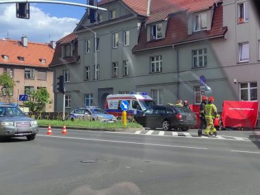 Poważny wypadek na Wrocławskiej. Poszkodowaną zabrało LPR Wypadek wroclawska luzycka1