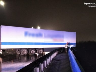 Tir zawisł nad wiaduktem kolejowym na DTŚ w Świętochłowicach Wypadek Świętochłowice