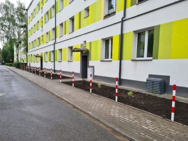 Przy blokach na os. Wieczorka postawiono słupki Zakaz parkowania przy blokach