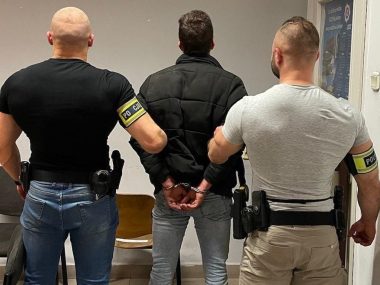 Uciekał przed policją, ukrył się... pod foodtruckiem Zatrzymany mezczyzna katowice foodtruck 1