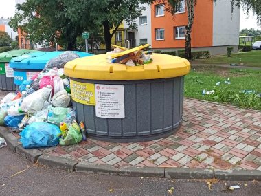Mieszkańcy Os. Powstańców skarżą się na zaśmiecone ulice Zaśmiecona okolica osiedla