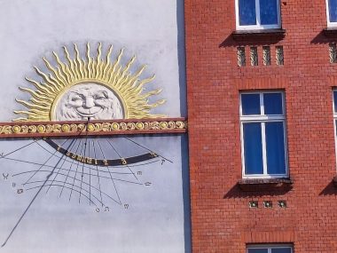 Zegar słoneczny na Frynie - potraficie odczytać godzinę? Słonko, która godzina?