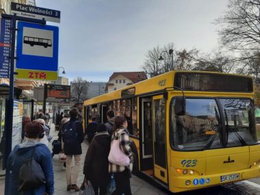 Zmiany w trasie linii autobusowej nr 930 Zmiany w rozkładzie jazdy 930 Katowice