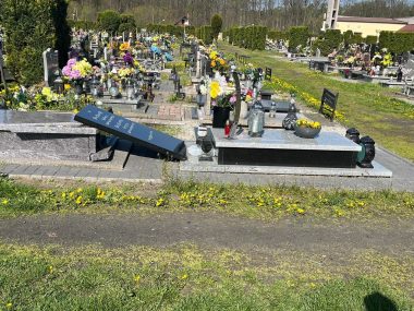 Trwają poszukiwania sprawców dewastacji nagrobków Zniszczone groby Piekary