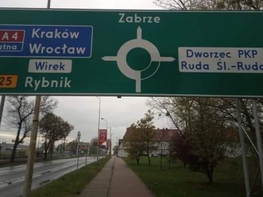 "Lewoskrętne rondo" na tablicy w Rudzie Śląskiej Na rondzie w lewo? To błąd grafika...