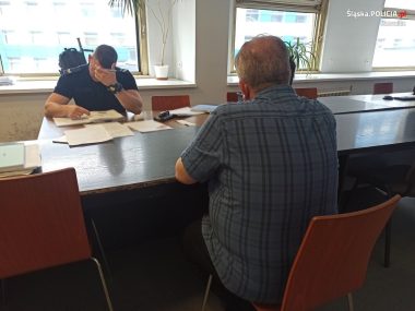 Podpity prowadził samochód. Chciał przekupić policjantów Łapówka Katowice1