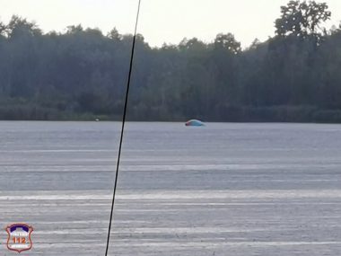 Wywrócona łódka na środku Jeziora Paprocańskiego Łódka w Jeziorze Paprocany