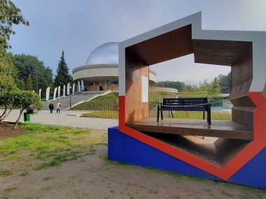 Zawłaszczanie przestrzeni odbywa się też w kościołach Ławka Planetarium Śląskie