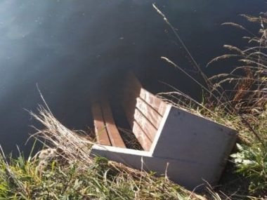 Przeszkadzały im ławka i tablica w Dolinie Kochłówki Wandale wrzucili ławkę do stawu