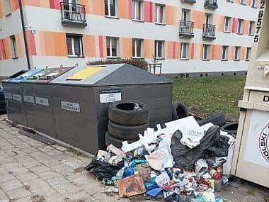 Mieszkańcy ul. Jan zapłacą karę za niesegregowanie śmiec Śmietniki na Os Wieczorka