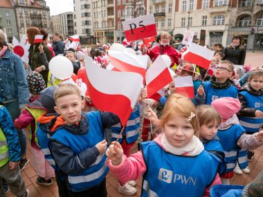 Obchody Święta Flagi na bytomskim rynku Święto Flagi w Bytomiu